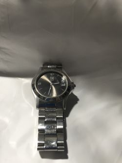 ESQ men's watch need. Fix nesecita arreglo lo vendo por 40 dollar La comportura sale ale rededor de 30 o 40 dollars mas Es original
