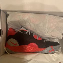 2 BRAND NEW NIKE SHOES MENS SIZE 13 BRAND NEW STILL IN THE BOX 2 PAIR TAKING OFFERS HIGHEST OFFER WINS!