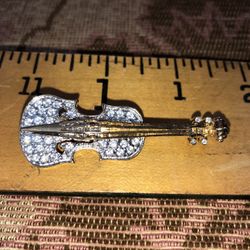 VINTAGE GOLD TONE GUITAR BROOCH PIN - DESIGNER SIGNED CAROLEE - RHINESTONES
