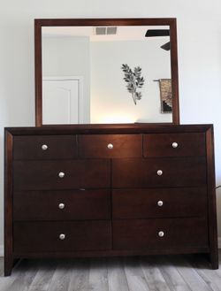 Like new dresser/mirror