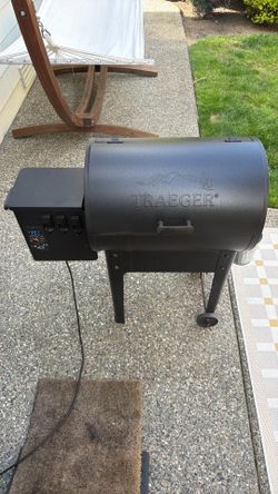 TRAEGER JUNIOR 20 PELLET GRILL (COSTCO)