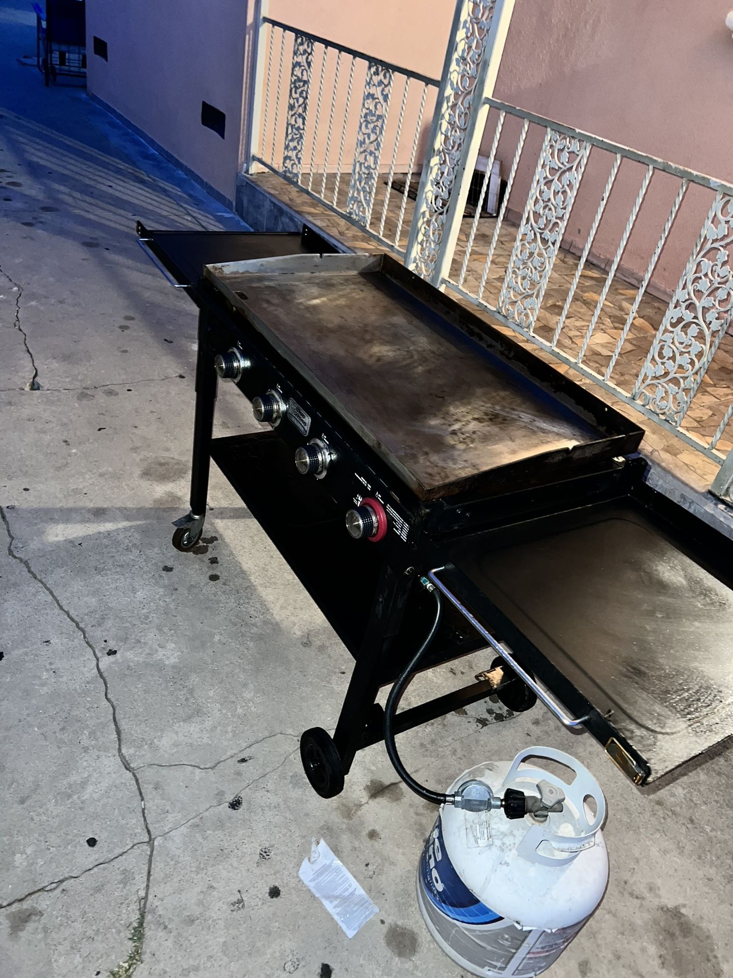 Blue Rhino Razor 4 Burner Flat Top Grill plancha for Sale in