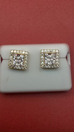 ✨ Iced Square Stud Earrings — Clean, Bright, Everyday Luxury