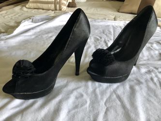 Black High Heel Pumps Size 8. Cute Bow in the front.