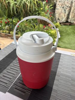 Rubbermaid Model 1502 Half Gallon Insulated Jug Cooler Red Swivel Spout