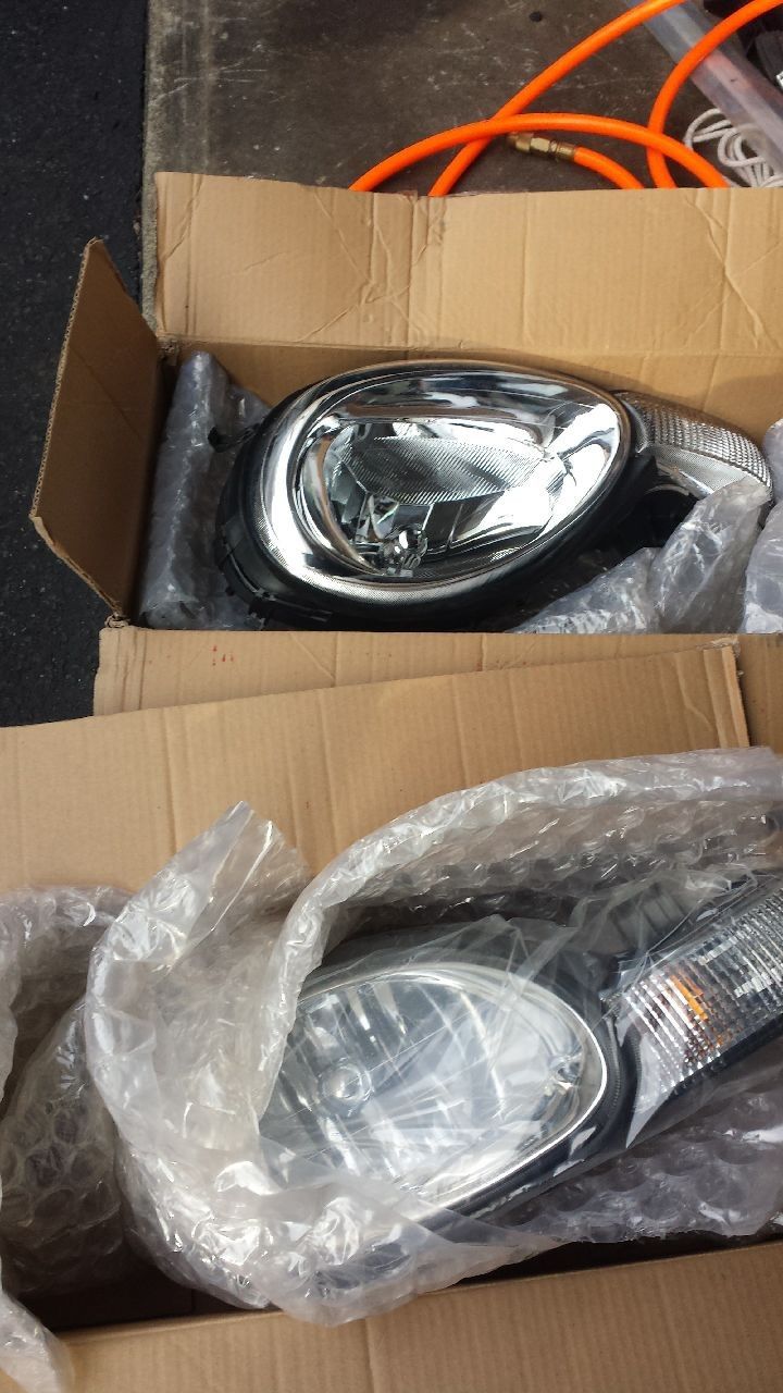 New Headlight set for 00-03 dodge neon (brand new)