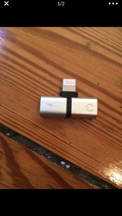 iPhone headphone port and charge at the same time