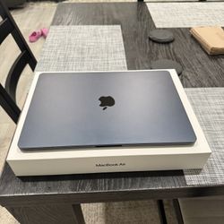 2024 Macbook Air 15” 16gb ram 512ssd *Apple care*
