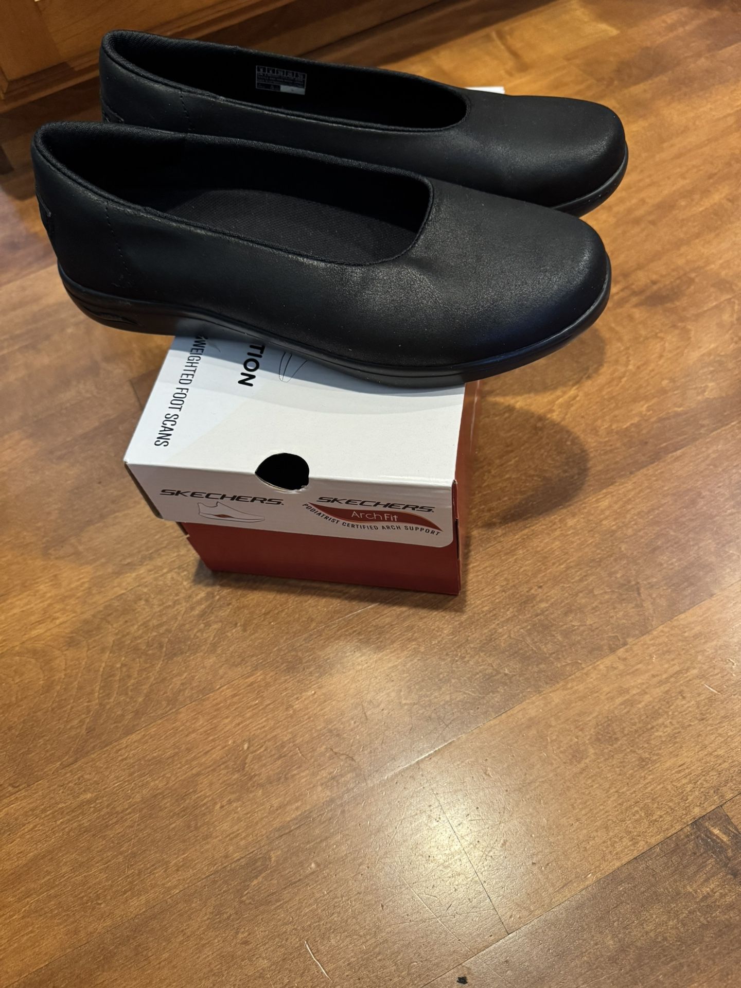 Woman’s Never Worn Skechers Arch Fit Slip On Shoes Shipping Available