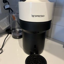 Nespresso Vertuo Coffee Machine + 1 sleeve of il caffe capsules