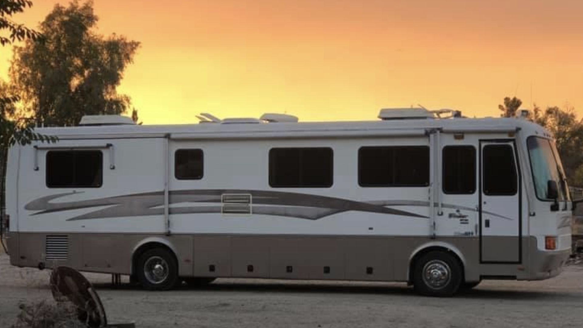 With only 85,000 miles on it this 36 Foot Windsor Monaco is ready to roll