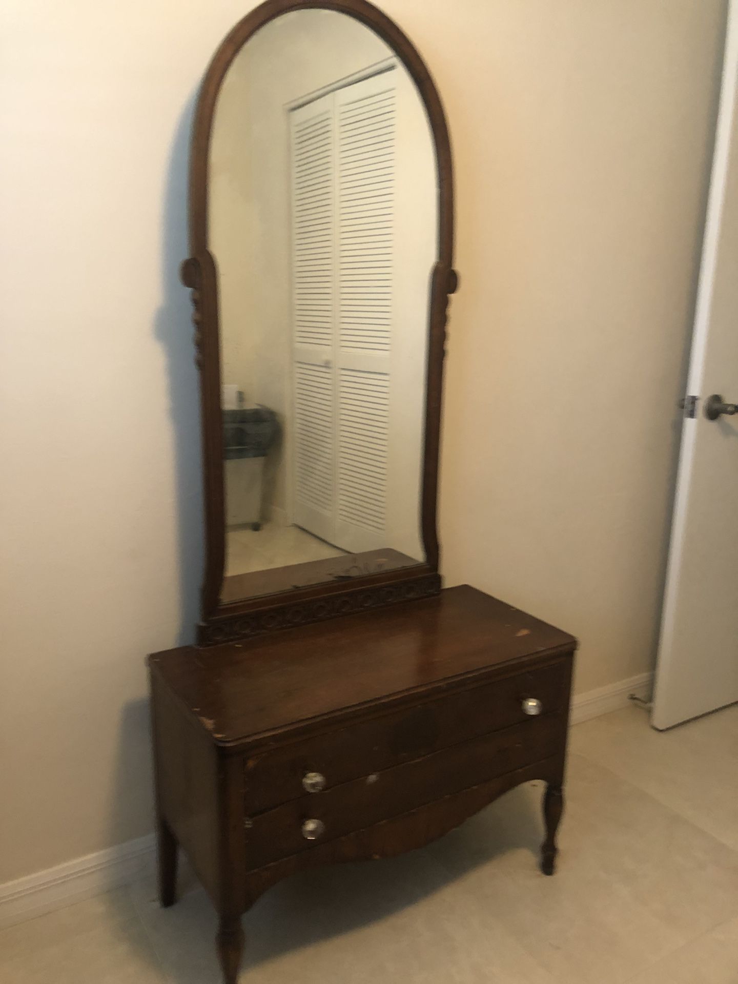Childs Antique Dresser With Mirror.