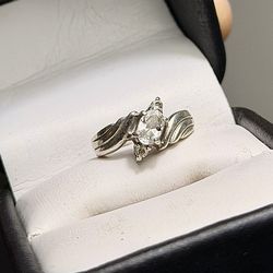 Gorgeous 😍 !! Vintage Cz Ring set in 925 Sterling Silver ! Size 4 & 3/4's !