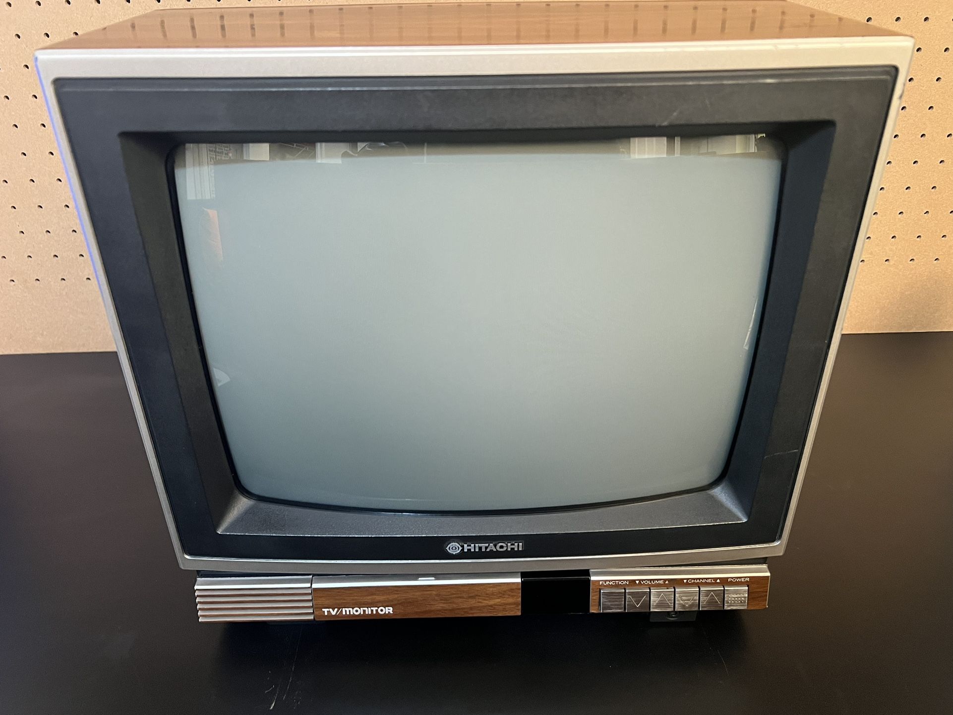 Vintage Classic 1985 Hitachi 13inch Solid State Television model CT1358 Works!