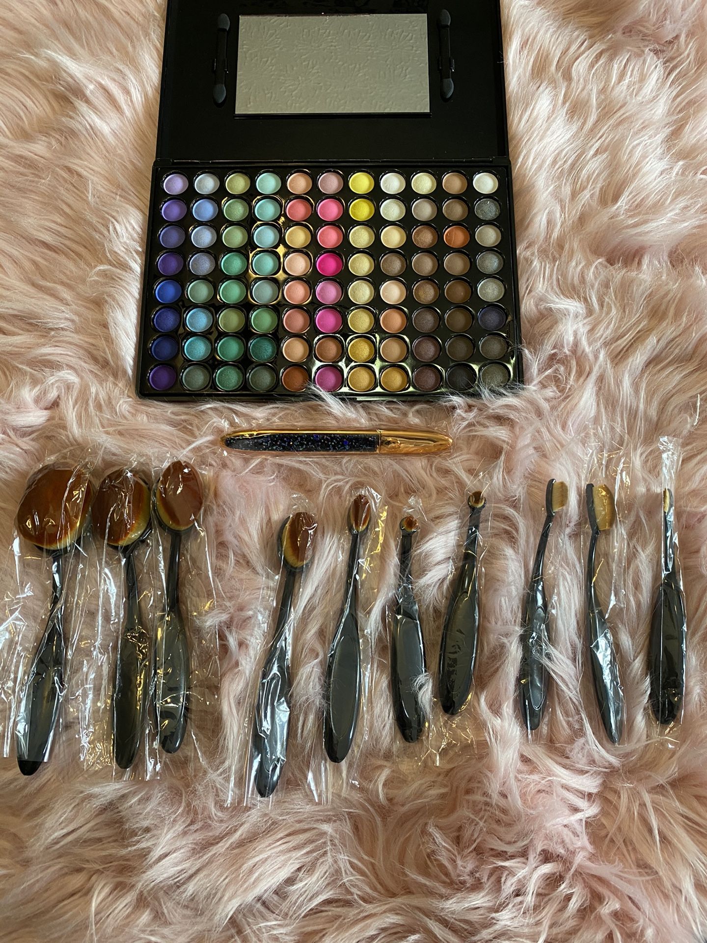 Eyeshadow +brushes +eyeliner