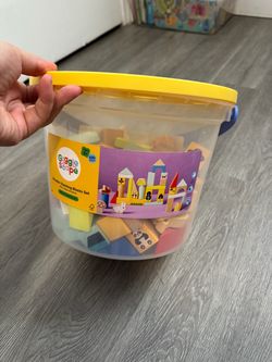 Wooden building blocks set