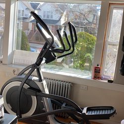 NordicTrack Elite 12.9T Elliptical – Excellent Condition! Get a great workout at home with this high-end NordicTrack Elite 12.9T elliptical trainer. ✅