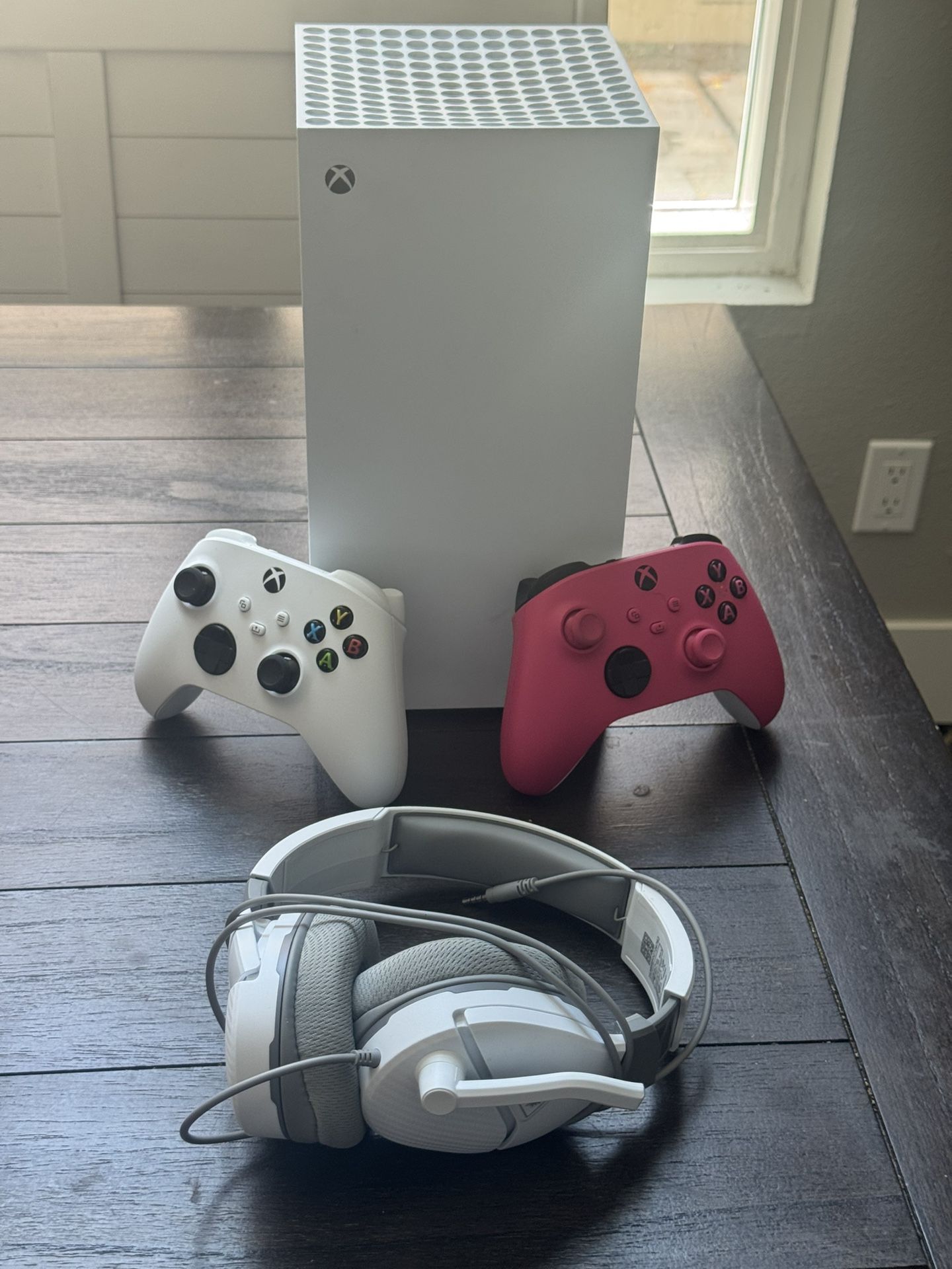 Xbox Series X, 1TB SSD in Robot White. 2 Controllers & Turtle Beach Headphones