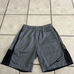 Grey and black Nike shorts Size Lage