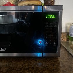 OSTER 1.1 CU. FT. COUNTERTOP MICROWAVE OVEN