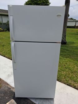 31 x 67 Frigidare Top Freezer Bottom Fridge LIKE NEW!