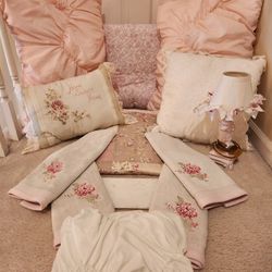 Vintage-Style F/Q Quilt Blanket Bedding+Shams (3)+Pillows (4)+Lamp (1) for a Nightstand/Night Stand/Desk+Towels (4)+Shower Curtain+Soap/Candle Tray