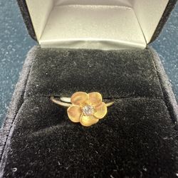 18k Gold Flower Ring  With Tiny CZZa 