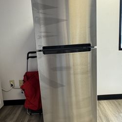 Whirlpool 11 cu Ft Top-Freezer Refrigerator