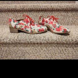 New Women's Size 8 Shoedazzle Floral Shoe