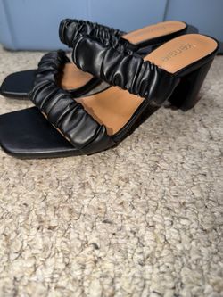 KENSIE LADIES SIZE 8 BLACK 3” OPEN TOE RUCHED HEELS 