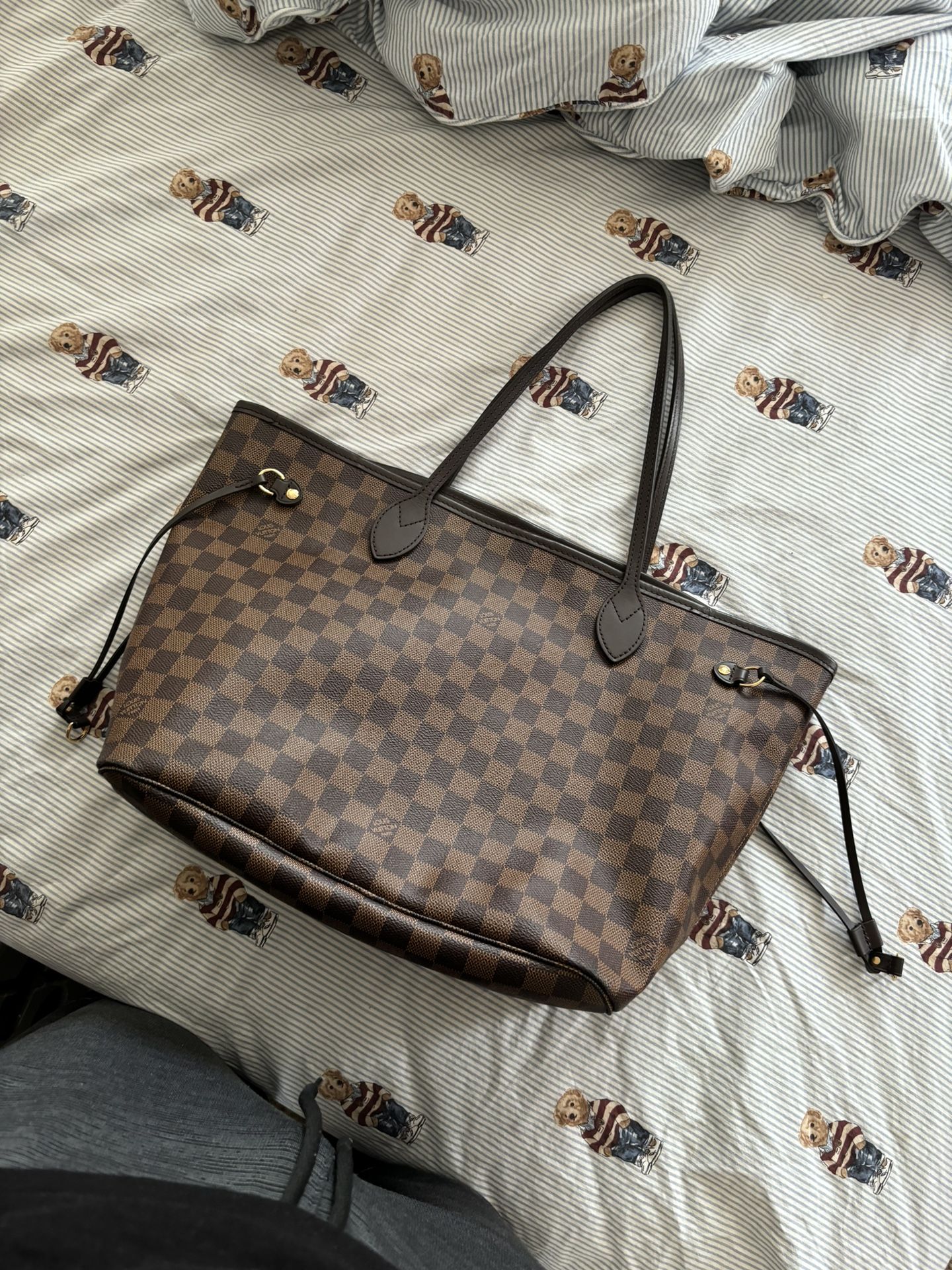 100% Authentic Louis Vuitton Bag. $2800 Retail!!!