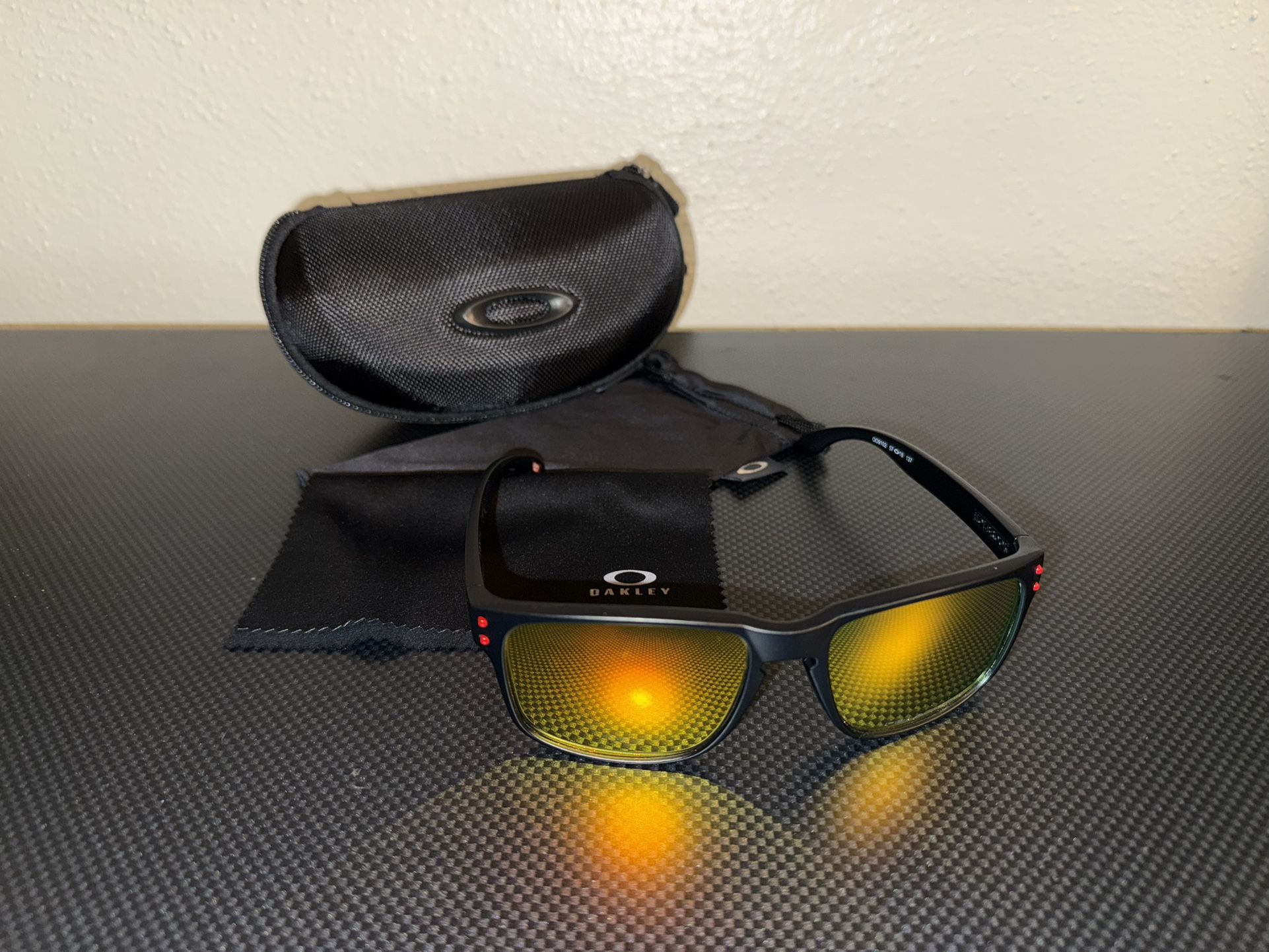 Oakley Glasses With Case And Cloth