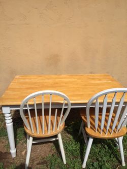 Kitchen table with 2 chairs