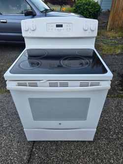 GE Smooth Top Electric Range – Fully Working – Clean – Delivery Available