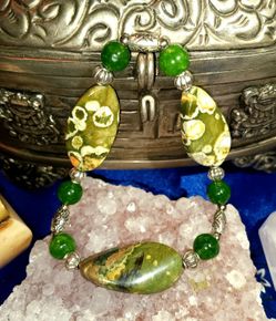 Bracelet green semi precious Stone. Size medium