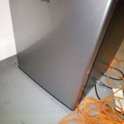WHIRLPOOL SMALL REFRIGERATOR 