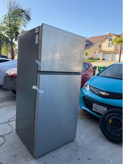 Refrigerator 18 Cubic Feet!