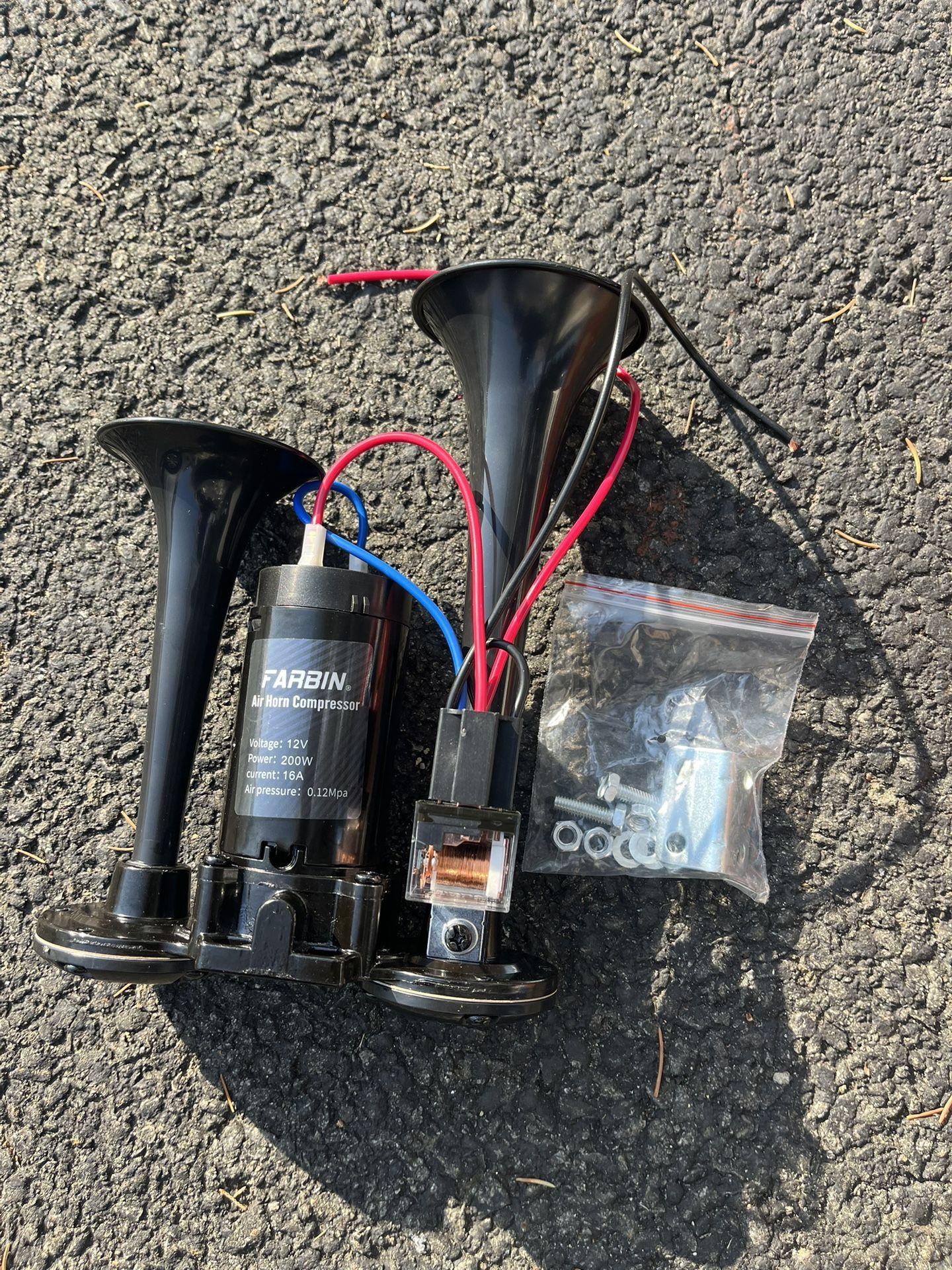 Powerful and loud double trumpet air horn, comes with air compressor attached and relay. Brand New. Good for cars, boats, motorcycles, rv, atv, campe