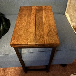 Sturdy, compact, foldable table