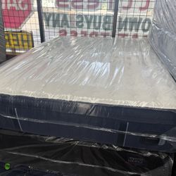 QUEEN SIZE STEARNS & FOSTER PILLOW TOP MATTRESS & BOX SPRING BED SET