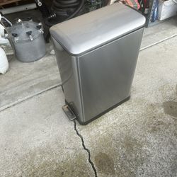 Stainless steel trashcan 26 x 19 x 11