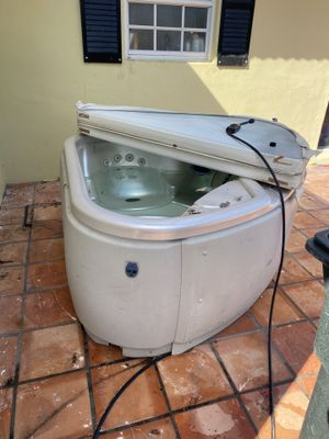 Photo FREE hot tub just needs n GFI cord everything was working till cord gfi failed. Come get it.