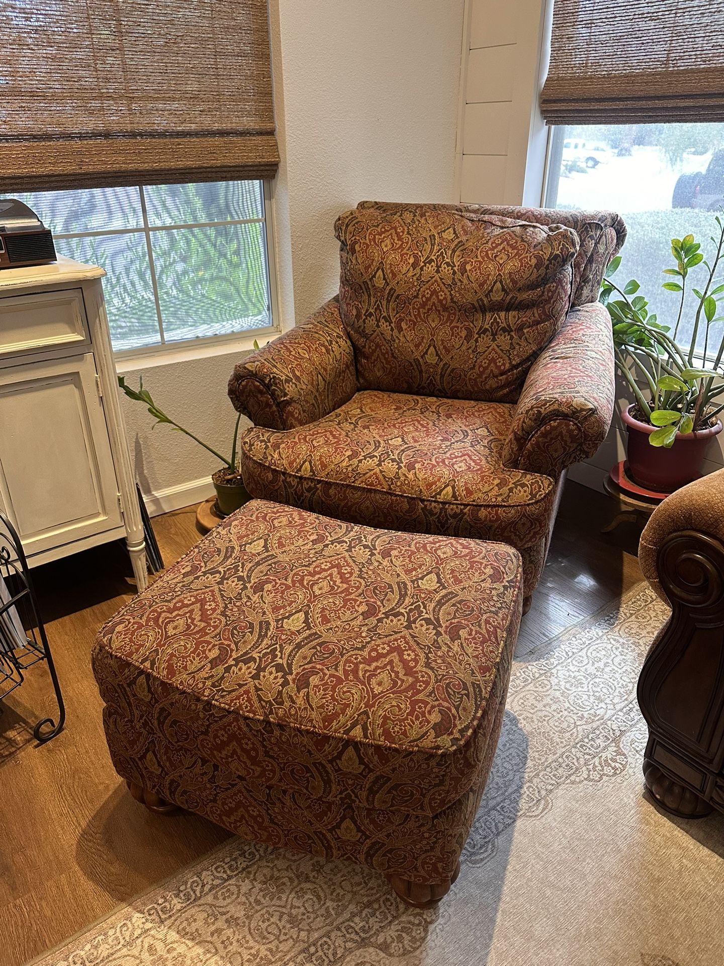 Sitting Chair With Ottoman 