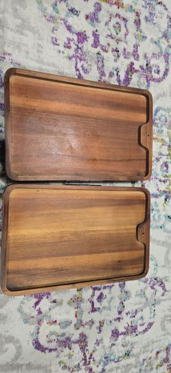 spring-loaded wooden sofa armrest clip trays connected by hinges, often used as a stable clip-on side table for couches.