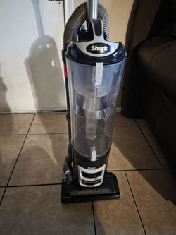 Aspiradora shark limpia trabaja al 100 potente succuion