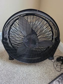 Fans combo. Lasko 20" Cyclone Pivoting Floor Fan and Honeywell TurboForce Tabletop Air Circulator Fan (HT-900)