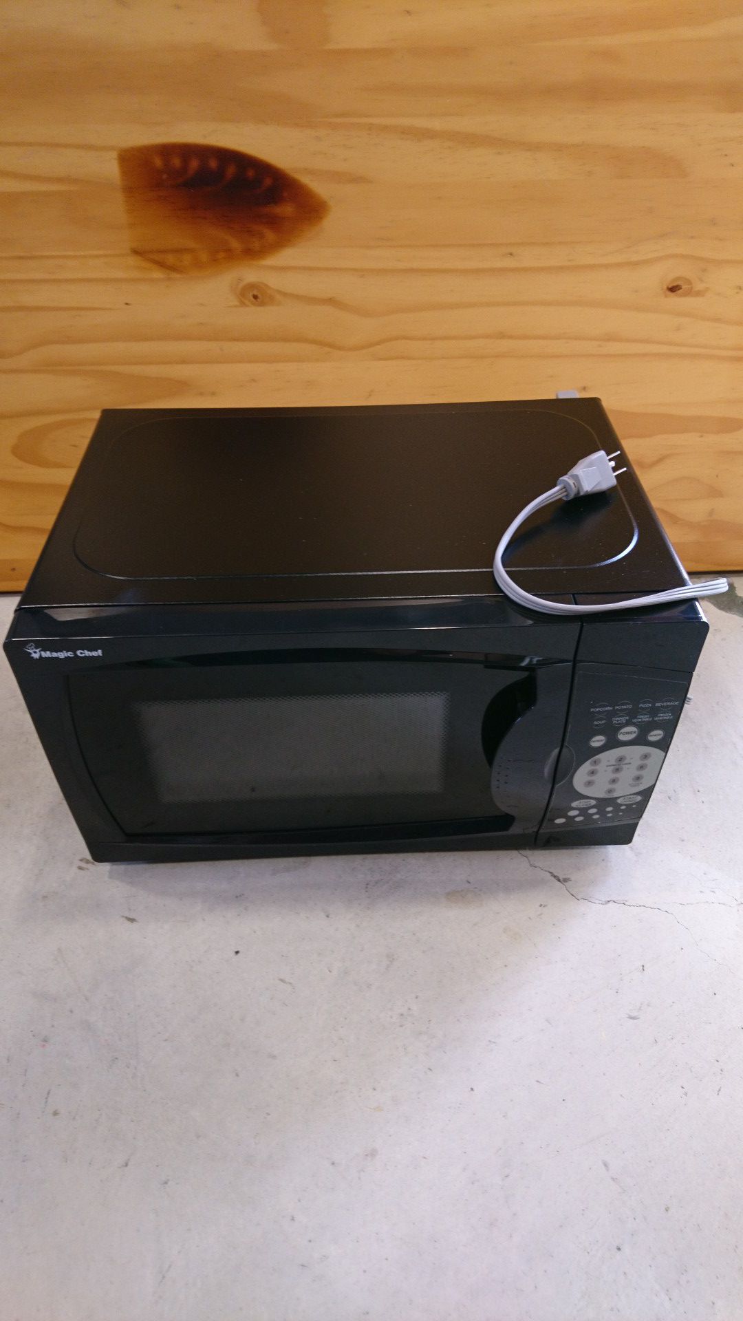 NEW Magic Chef Microwave 700 watts 0.7 cu. ft.
