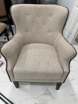 Button tufted accent chair