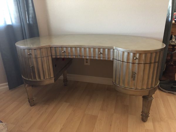 Melange Fluted Kidney Desk By Hooker Furniture For Sale In Chula