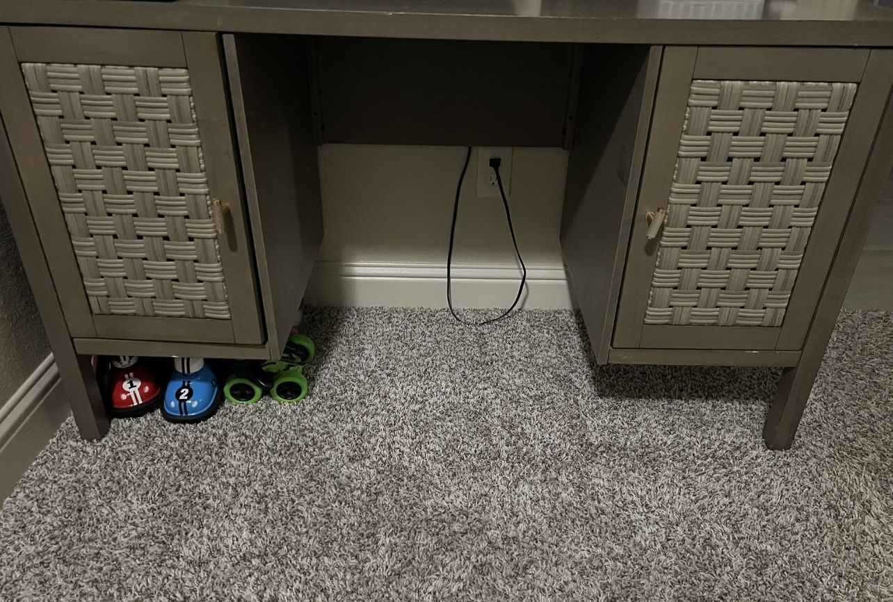 Desk With 2 Doors